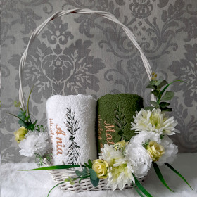 kosz prezentowy na ślub z personalizowanymi ręcznikami haftyok.pl